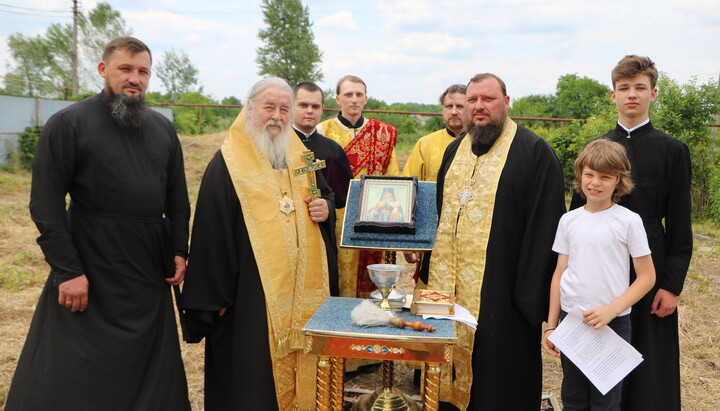 Митрополит Іриней звершив чин освячення місця, де будуватимуть Будинок милосердя. Фото: eparhia.dp.ua