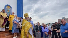 У Нетішині віряни УПЦ не дозволили рейдерам ПЦУ захопити храм