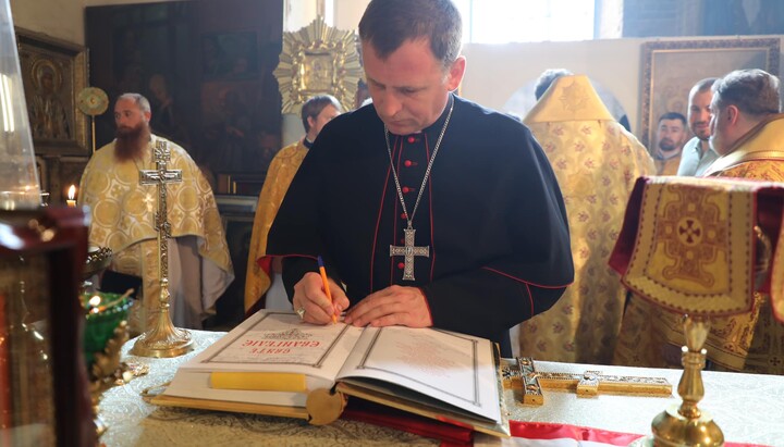 Catholic Bishop Pavlo Honcharuk signs the Gospel on the throne of the OCU temple. Photo: Drabinko's Facebook