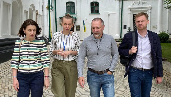 Мар'яна Олеськів (крайня ліворуч) і Максим Остапенко (другий праворуч) у Києво-Печерській лаврі. Фото: сторінка М. Олеськів у Facebook