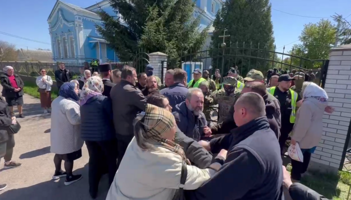 The seizure of St. Michael's Church of the UOC in Boyarka. Photo: a screenshot of spzh.news