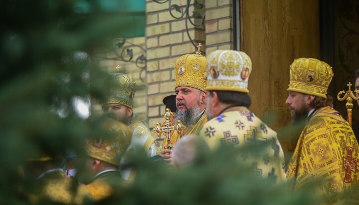 Керівник ПЦУ Епіфаній Думенко та «в. о. намісника Києво-Печерської лаври» Авраамій біля захопленого храму в Білогородці. Фото: pomisna.info