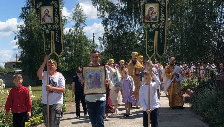 Верующие УПЦ с. Петропавловское проводят крестный ход вокруг захваченного думенковцами храма. Фото: Telegram-канал «Дозор на