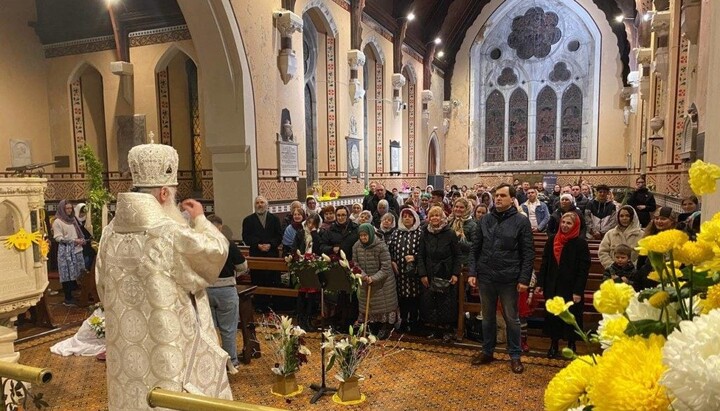 Керуючий закордонними парафіями УПЦ єпископ Веніамін звершує богослужіння в Ірландії. Фото: vzcz.church.ua