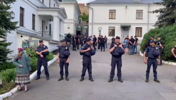 Полицейские блокируют корпуса Киево-Печерской лавры. Фото: СПЖ