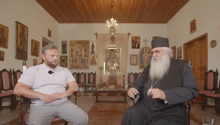 Митрополит Мофрский Неофит (справа). Фото: скриншот YouTube-канала ΟΜΙΛΙΕΣ ΜΗΤΡΟΠΟΛΙΤΟΥ ΜΟΡΦΟΥ