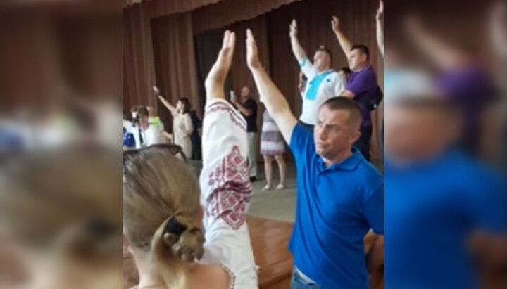 Сторонники ПЦУ голосуют за «перевод» в свою структуру прихода УПЦ. Фото: скриншот видео Telegram-канала «Перший Козацький»