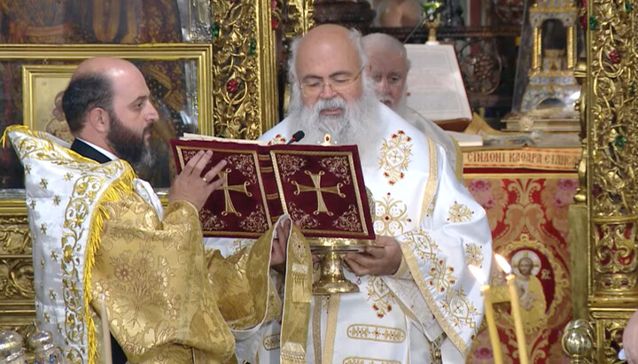 Архиепископ Георгий читает диптих. За ним стоит митрополит Никифор Киккский. Фото: скриншот YouTube-канала Ι. Μ. Κύκκου