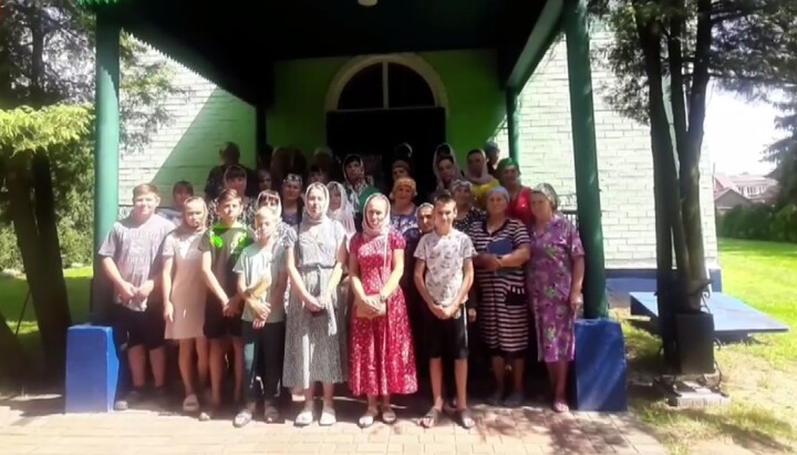 Парафіяни Миколаївського храму УПЦ села Тріскині. Фото: скріншот відео на Telegram-каналі «Дозор на