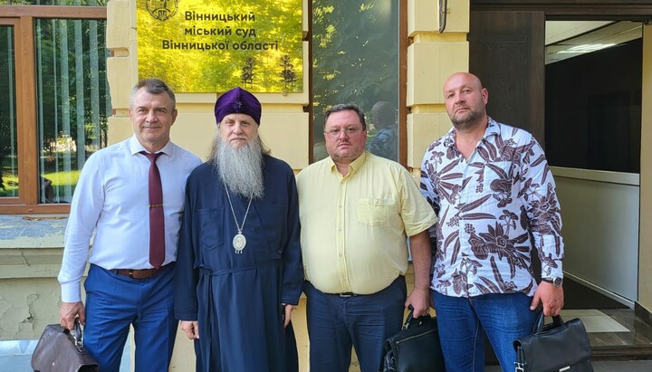 Митрополит Ионафан в Винницком городском суде. Фото: tulchin-eparchia.org.ua