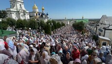 Почаев: почему снова здесь тысячи людей