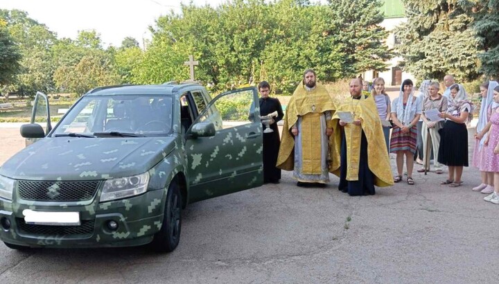 Освячення автомобіля для ЗСУ від Чернігівської єпархії УПЦ. Фото: orthodox.com.ua