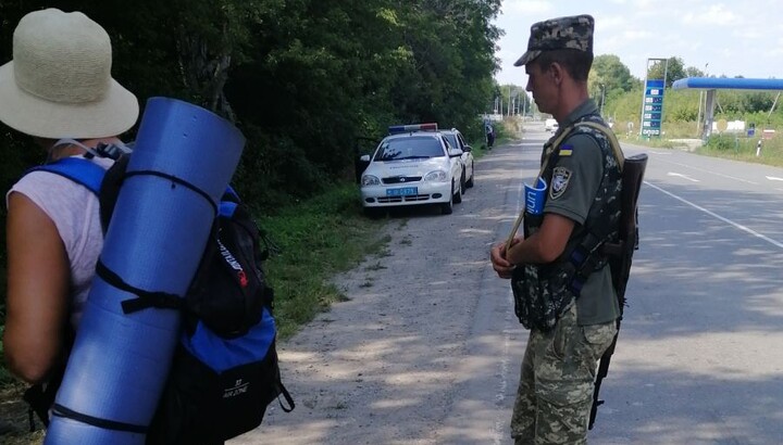 Паломників зупинили за 12 кілометрів до Кам'янця-Подільського. Фото: СПЖ