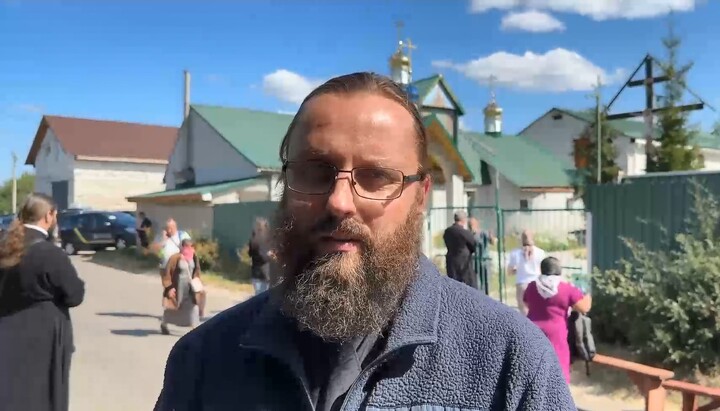 Настоятель Покровської парафії УПЦ в Бортничах протоієрей Олексій Годун. Фото: скриншот відео СПЖ