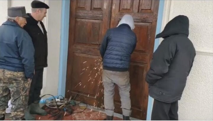 Представители ПЦУ срезают замки на храме УПЦ. Фото: СПЖ