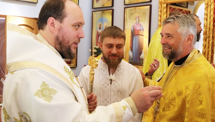 «Епископ» Симеон Зинкевич и сотрудник «Е-церкви» Олег Ращупкин (справа). Фото: Днепровская епархия ПЦУ