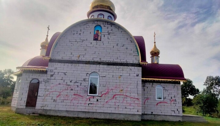 Храм УПЦ у Райківцях після дій вандалів. Фото: Telegram-канал Хмельницької єпархії УПЦ
