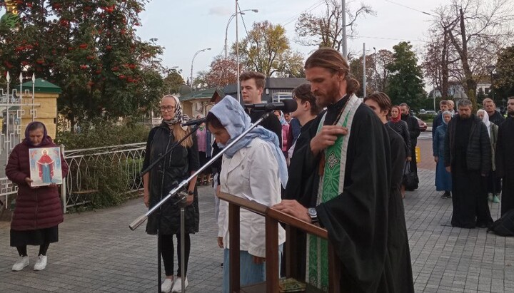 Молитвенное стояние у храма в честь преподобного Сергия Радонежского. Фото: Telegram-канал «Перший Козацький»