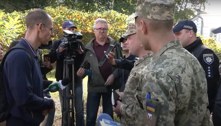 Адвокат Олександр Шамко спілкується зі співробітниками ТЦК та поліції. Фото: скриншот відео suspilne.media