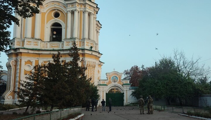 Заблокированный вход на территорию черниговского Троицкого собора УПЦ. Фото: Telegram-канал «Дозор на