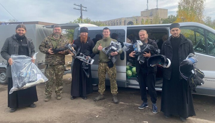 Священники УПЦ із гуманітарним вантажем у прифронтовій зоні. Фото: сторінка прот. С. Ющика у Facebook