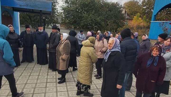 Верующие УПЦ с. Бугрин при поддержке священников из соседних приходов отстояли свою святыню. Фото: rivne.church.ua