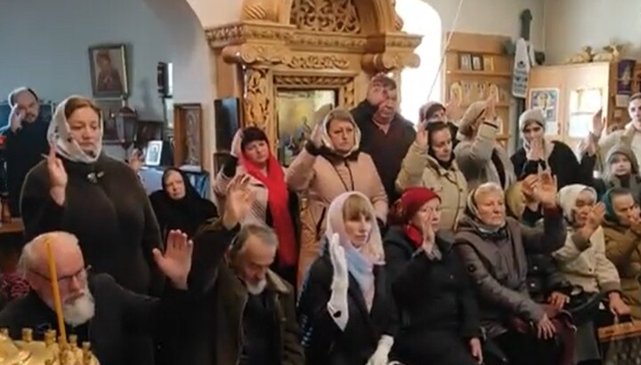 Збори парафії в ім'я св. вмч. Пантелеймона у Нових Безрадичах. Фото: скриншот відео Telegram-каналу «Дозор на