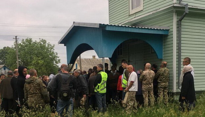 Захват храма УПЦ в с. Иваничи Ровенской области. Фото: СПЖ
