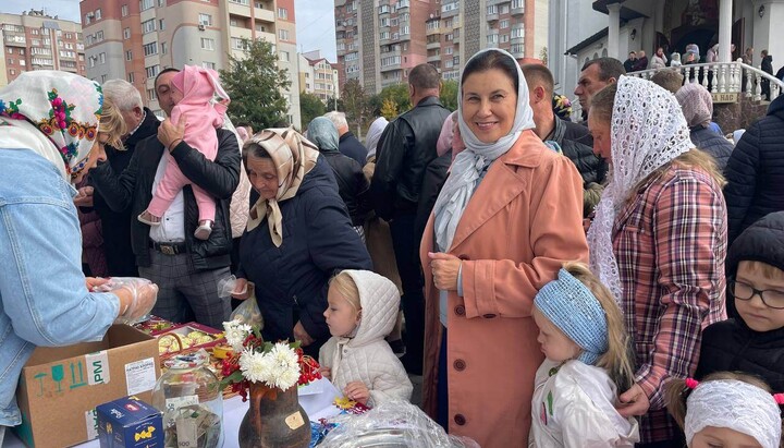 Благодійний ярмарок на користь ЗСУ біля храму УПЦ на честь Усіх Волинських святих (м. Рівне). Фото: rivne.church.ua