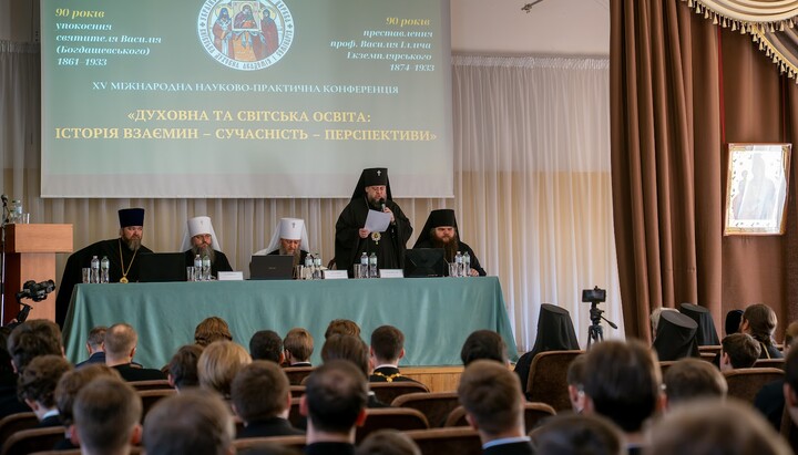 Ректор КДАиС архиепископ Сильвестр открывает научно-практическую конференцию. Фото: kdais.kiev.ua