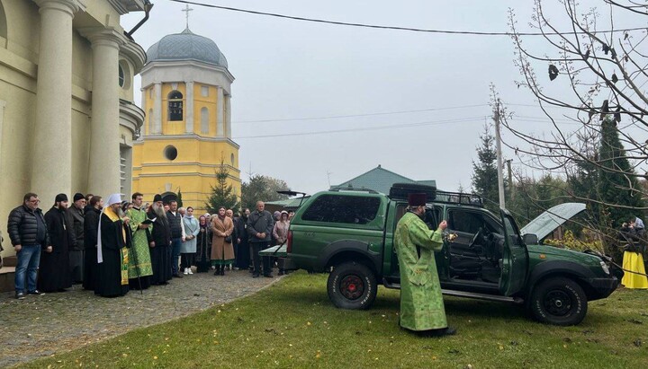 Митрополит Климент (Вечеря) очолив чин освячення автомобіля для ЗСУ. Фото: orthodox.cn.ua