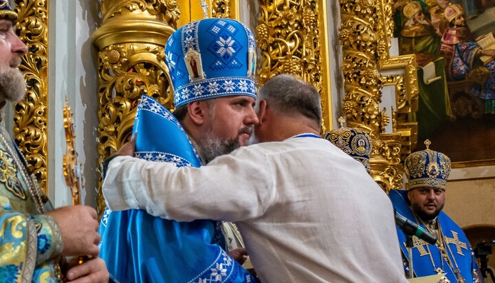 Директор Заповедника поздравляет Думенко с переходом на новый стиль в Лавре. Фото: ФБ Заповедника