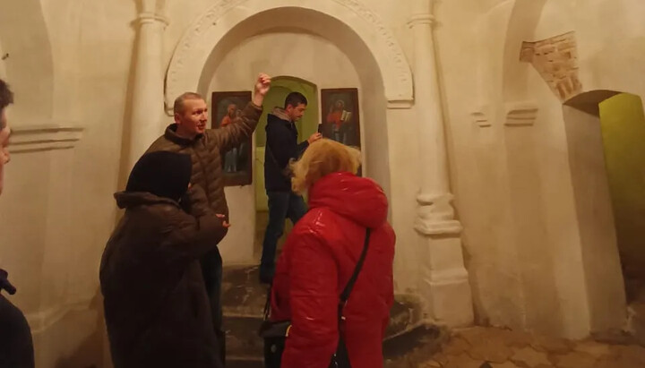 Співробітники Мінкульту показують, куди треба вкладати гроші. Фото: сайт Мінкульту