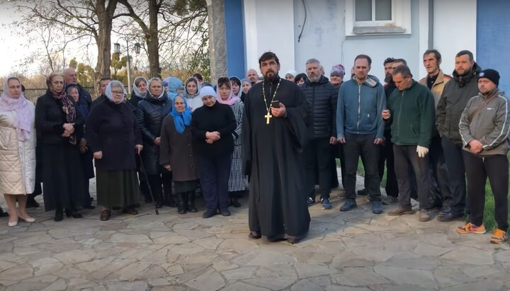 Прихожане и священник ладыжинского храма подтвердили свою решимость оставаться в УПЦ. Фото: скриншот видео на YouTube-канале Казанского храма