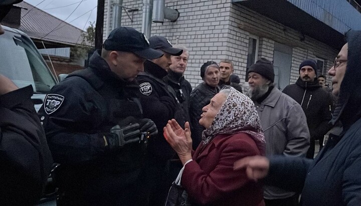 Віруюча УПЦ і співробітники поліції біля монастиря Різдва Богородиці УПЦ у Черкасах. Фото: spzh.news