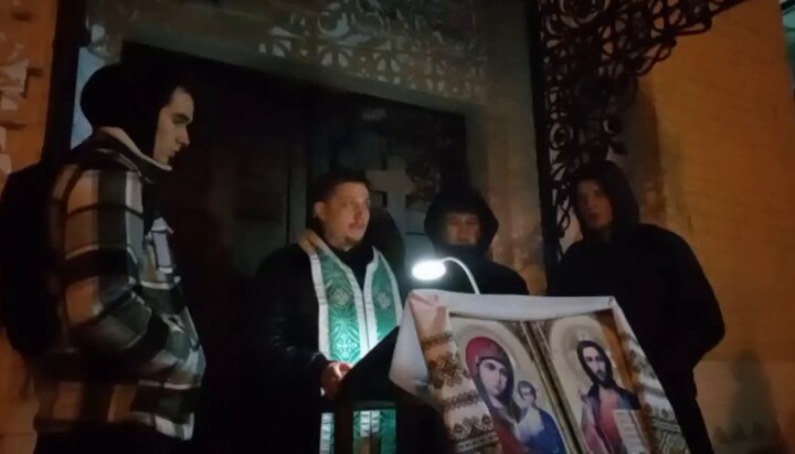 Адвокат Киево-Печерской лавры протоиерей Никита Чекман возглавил молитвенное стояние у стен обители. Фото: скриншот видео Telegram-канала «Перший Козацький»