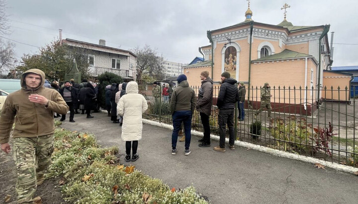 Бандиты и полиция возле монастыря в Черкассах. Фото: СПЖ