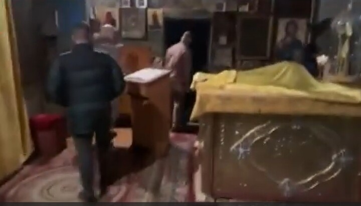 Рейдери ПЦУ у вівтарі захопленого Михайлівського храму УПЦ у сел. Бородянка. Фото: скриншот відео Telegram-каналу «Дозор на