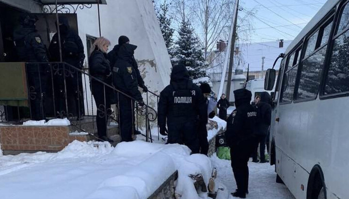 Поліція в Кременецькому духовному училищі УПЦ. Фото: zaxid.net