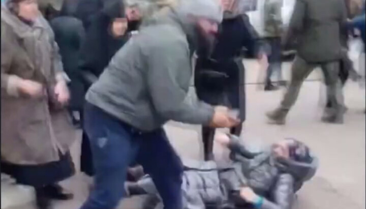 Напад рейдерів ПЦУ у військовій формі на віруючих УПЦ у монастирі Пресвятої Богородиці у Черкасах. Фото: скриншот відео Telegram-каналу «Дозор на