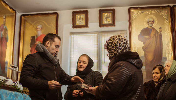 Американский журналист Флавиус Михайес общается с верующими УПЦ в Хмельницкой области. Фото: страница Хмельницкой епархии УПЦ в Facebook