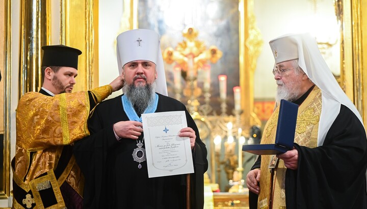 Думенко примеряет орден. Фото: сайт ПЦУ