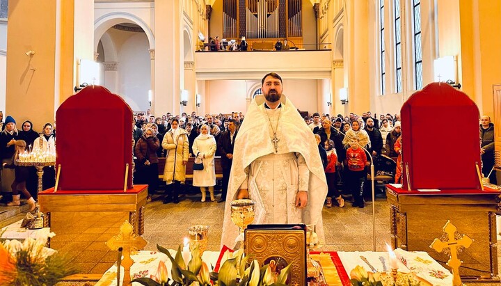 Рождественская служба в Михайловской общине УПЦ в Берлине. Фото: facebook.com/UkrainianChurchBerlin