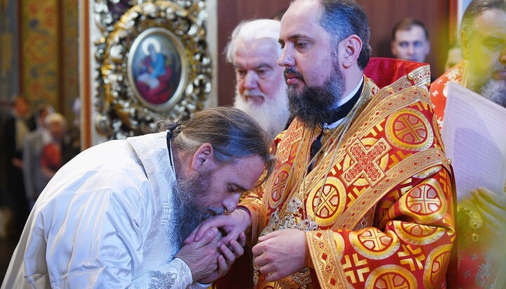 Епифаний Димитриу рабски целует руку Епифанию Думенко. Фото: сайт ПЦУ