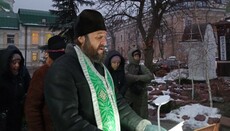 Священник УПЦ біля Лаври: Віримо, що у стінах обителі переможе правда