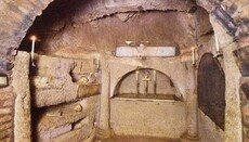 Почему литургию служат на мощах