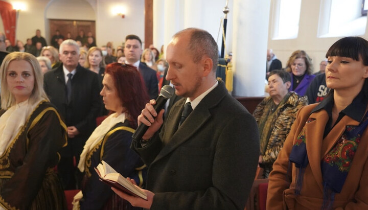 Генконсул Украины читает «Отче наш» на службе Фанара в честь Богоявления. 19.01.2024. Фото: ec-patr.org