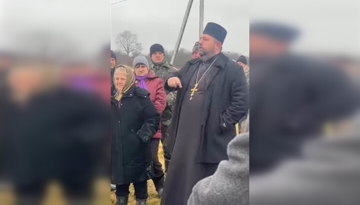 Собрание активистов ПЦУ в с. Солотвин. Фото: скриншот видео на сайте Владимир-Волынской епархии УПЦ