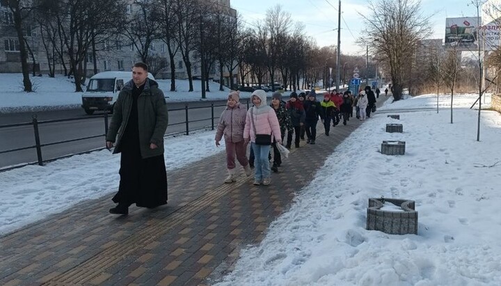 Священник УГКЦ веде дітей на заняття. Фото: «Суспільне»