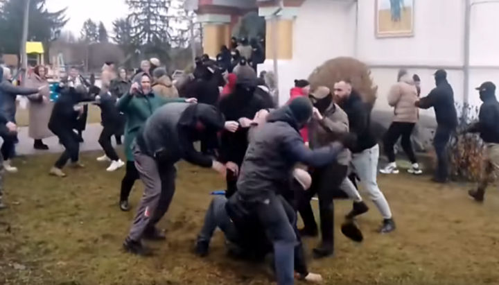Потасовка в Ленковцах. Фото: скриншот видео Черновицкой епархии